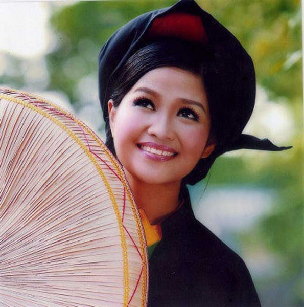 người phụ nữ Việt Nam đội khăn mỏ quạ