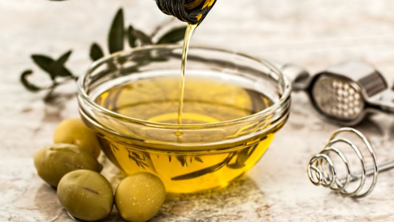 Thêm dầu olive vào món ăn