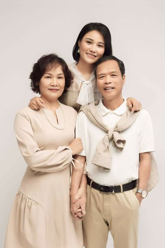  chụp hình tết gia đình ba người