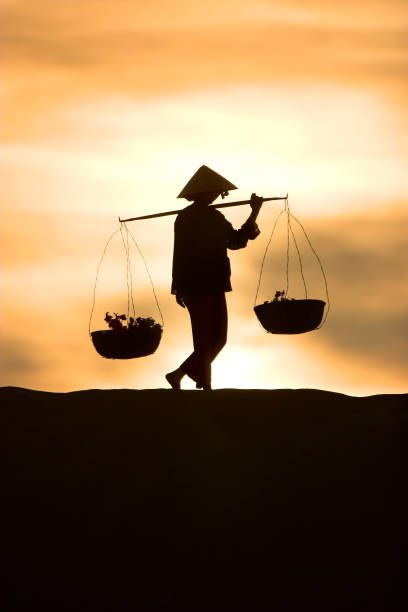 Hình ảnh đôi quang gánh trên vai người phụ nữ Việt Nam
