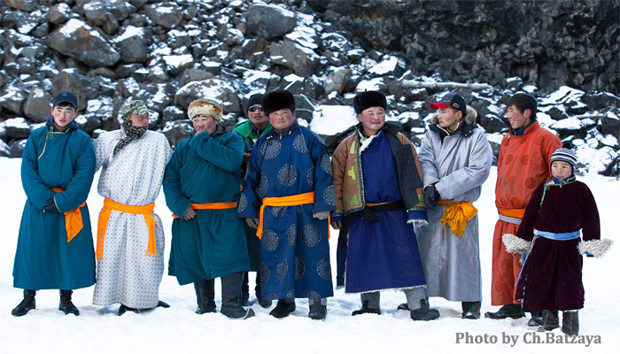 Mỗi nhóm dân tộc sống ở Mông Cổ có loại áo deel riêng, được phân biệt bằng cách cắt và màu sắc.