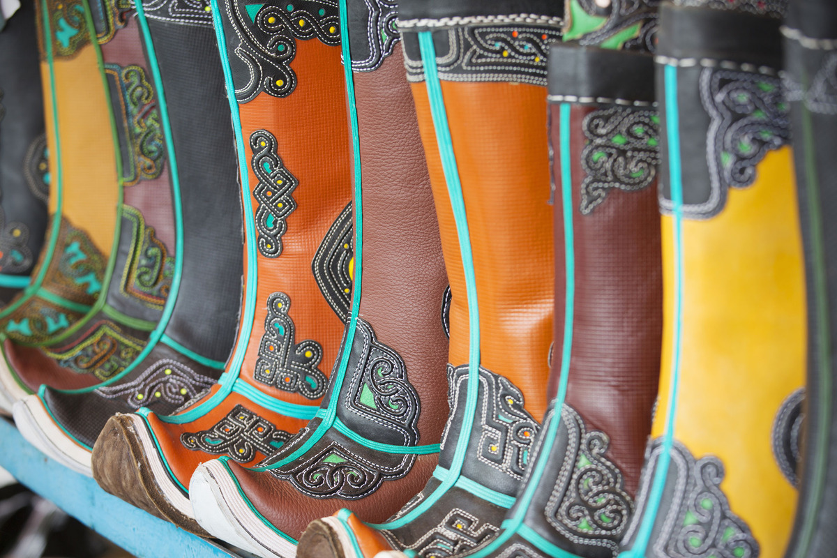 Đôi giày của người Mông Cổ có hình dáng mũi nhọn lên.