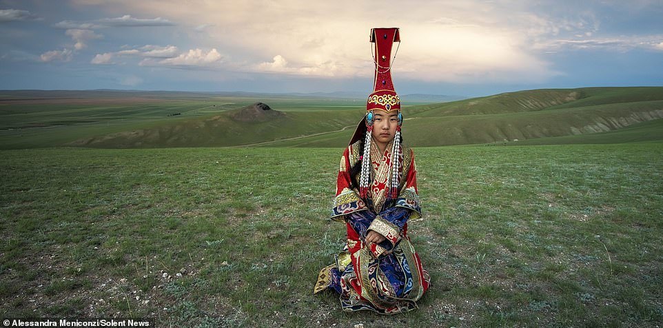 Vẻ Đẹp Mông Cổ Qua Đồ Truyền Thống