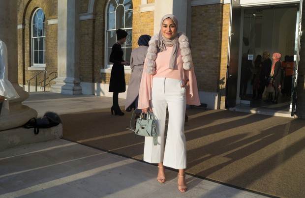 Nếu bạn thắc mắc phụ nữ Hồi giáo mặc gì đi dự Fashion Week, thì đây là giải đáp cho bạn - Ảnh 11.