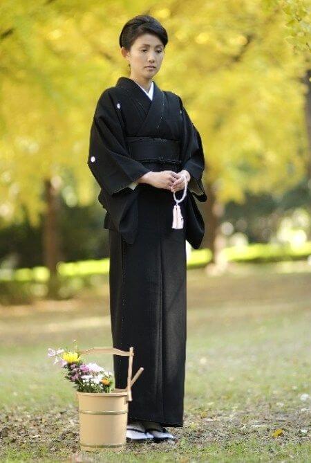 một màu đen nổi bật đã làm tôn lên vẻ đẹp của Kuro Mofuku Kimono
