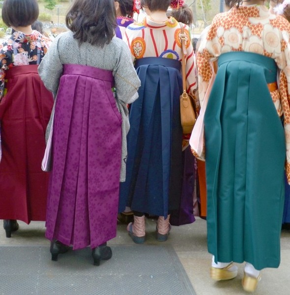nữ giới Nhật mặc Hakama trong lễ tốt nghiệp