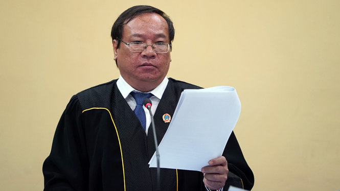 Chiếc áo choàng đen của thẩm phán nước Việt Nam 