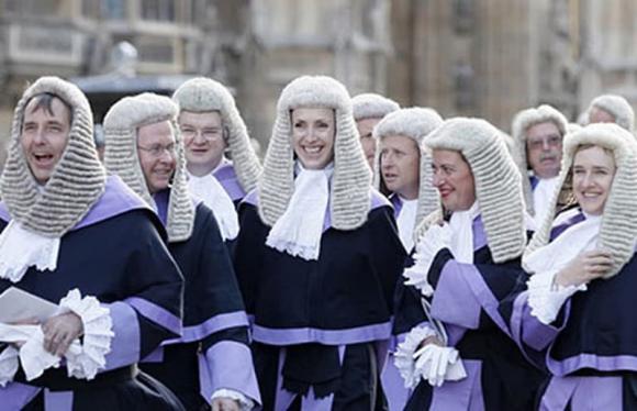 Tại sao thẩm phán nước ngoài đội tóc giả trắng và mặc áo đen?