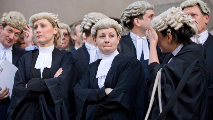 Bộ tóc giả giúp che giấu danh tính của các thẩm phán, luật sư.