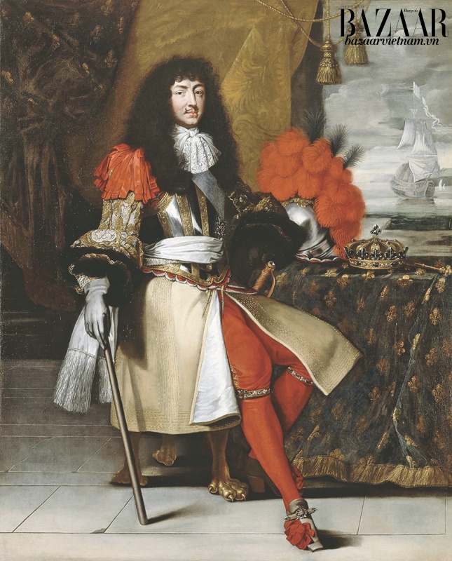 Vua Louis XIV tạo ra những trào lưu như: Đội tóc giả, mặc trang phục dệt gấm hoa theo phong cách đồng nhất, mang giày sơn đế đỏ.