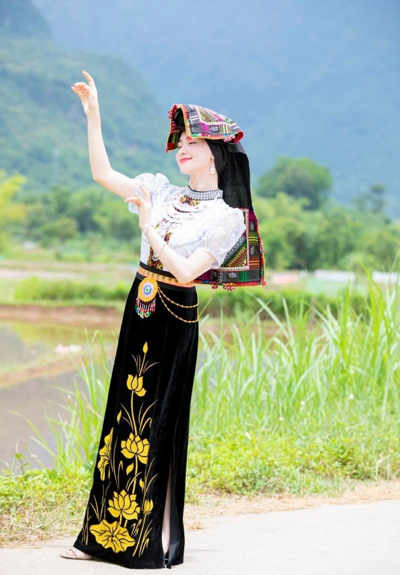 Trang phục người Thái tôn lên nét dịu dàng, uyển chuyển cùng những đường con trên cơ thể người con gái 
