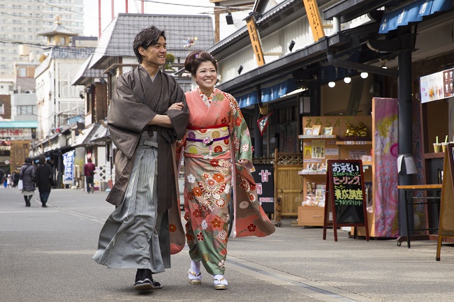 kimono nữ và yukata nam là Đồ truyền thống nhật bản