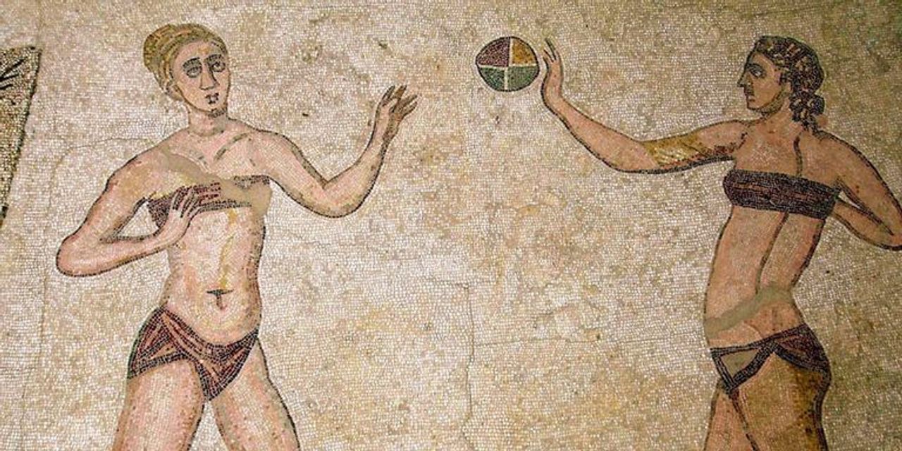 Bức vẽ trên tường vào những năm 1300 vẽ những người phụ nữ châu Âu bó ngực khi chơi thể thao.