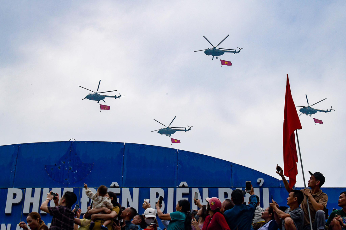 Biên đội trực thăng của Phòng không - Không quân bay trên trời Điện Biên - Ảnh: NAM TRẦN