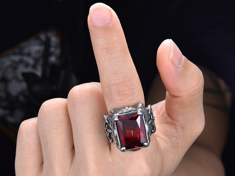 Nhẫn nam đính đá ruby (Nguồn: shopee.vn)