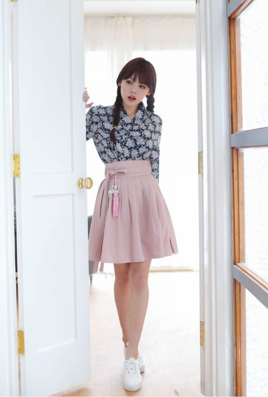 Váy Hanbok cách tân Hàn Quốc dáng ngắn sẽ giúp bạn trông năng động và thoải mái hơn