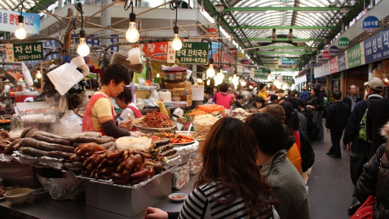 Khu chợ Dongdaemun tập hợp rất nhiều hàng ăn ngon với giả tốt