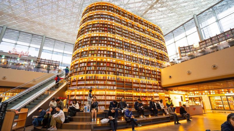 Thư viện Starfield nổi tiếng với những kệ sách khổng lồ