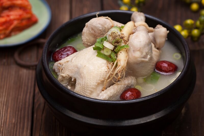 Món gà hầm sâm Hàn Quốc thơm ngon, bổ dưỡng.