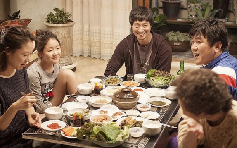 Bữa cơm Hàn Quốc truyền thống có đông đủ thành viên gia đình.