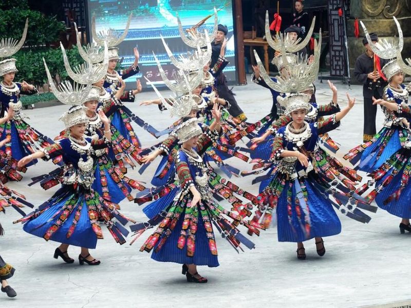 Hình ảnh những cô gái người Miêu mặc váy xinh đẹp nhảy trên điệu nhạc trong lễ hội Sister’s Rice