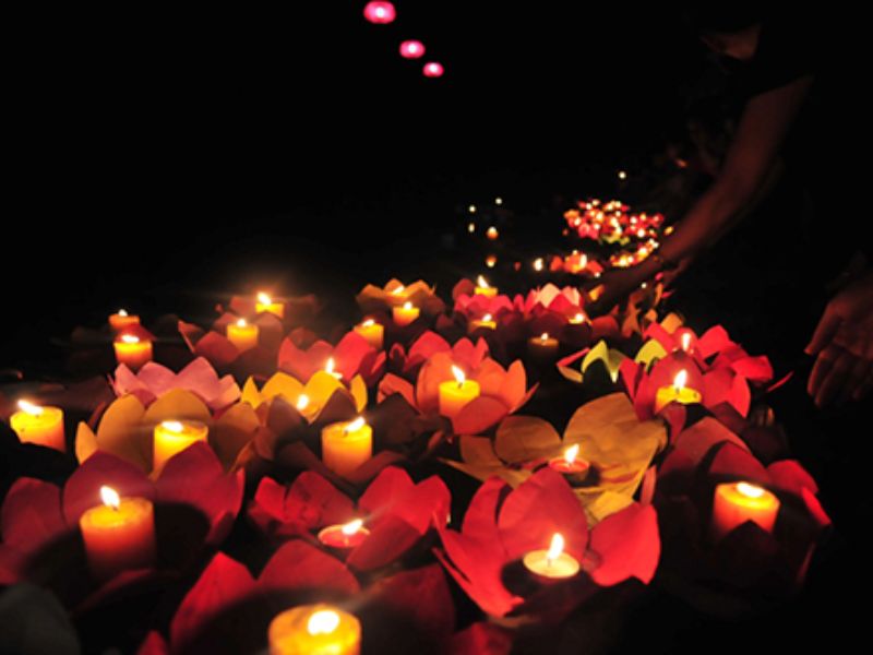 Người dân thường thả đèn lồng vào ngày lễ Vu Lang với ý nghĩa cầu siêu cho những người đã khuất