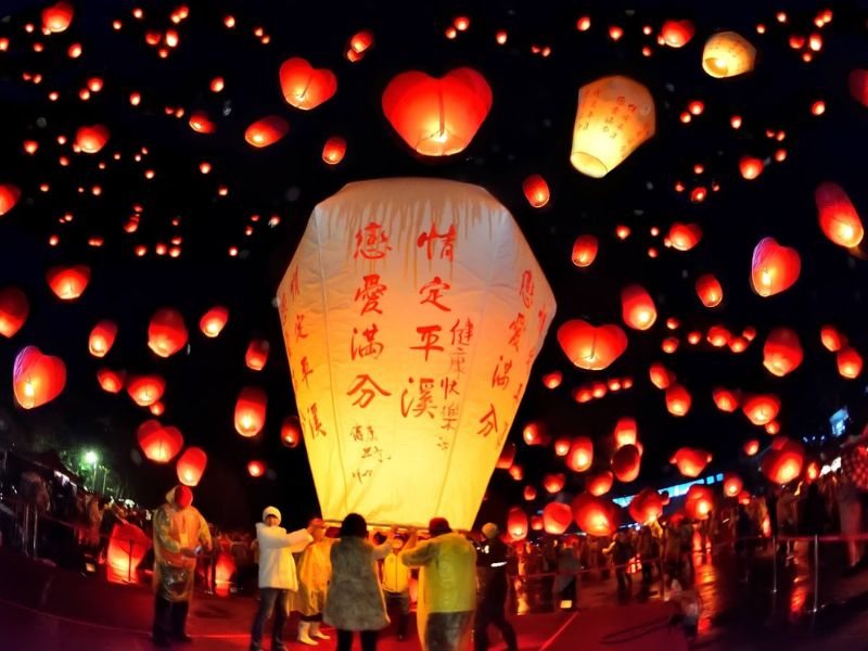 Những chiếc lồng đèn lung linh được thả trên trời tại ngày Lễ hội đèn lồng truyền thống