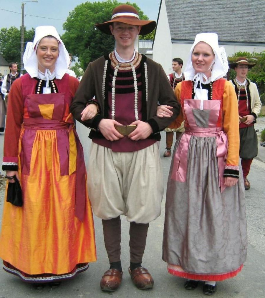  Lịch sử hình thành trang phục truyền thống của Pháp 