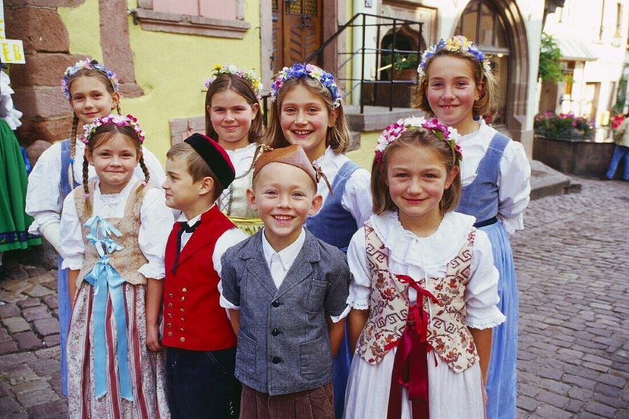 Trang phục truyền thống của trẻ em Pháp 