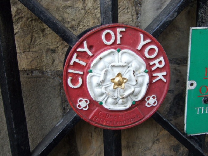 Biểu tượng của York huy hiệu Hoa Hồng Trắng tiêu biểu cho “cuộc chiến Hoa hồng” ở Anh.