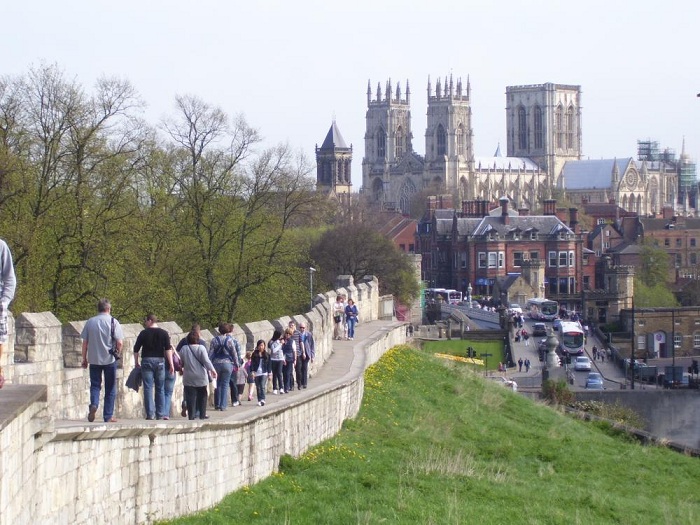 York city walls - Bức tường thành kiên cố được người La Mã xây dựng
