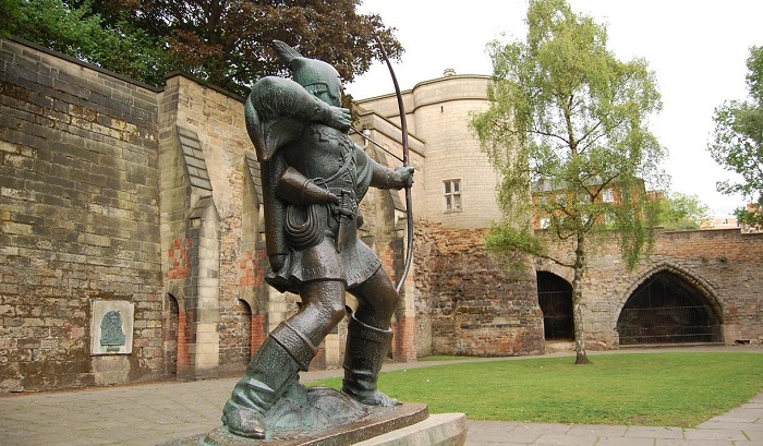 Bức tượng bằng đồng của Robin Hood bên trong lâu đài