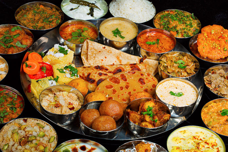 Ẩm thực Ấn Độ không chỉ nổi tiếng về hương vị mà còn gây ấn tượng bởi cách chế biến vô cùng độc đáo và cầu kỳ