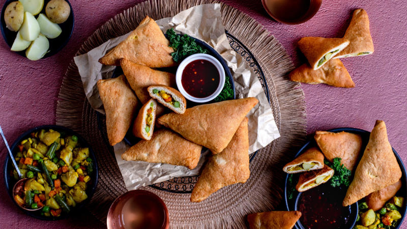 Samosa là món ăn vặt truyền thống không thể thiếu trong ẩm thực đường phố Ấn Độ