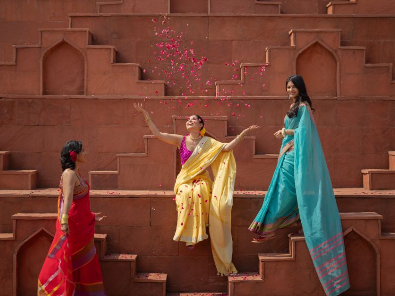 Sari được may thủ công tỉ mỉ bởi những người thợ lành nghề, thể hiện sự tinh tế trong từng đường nét