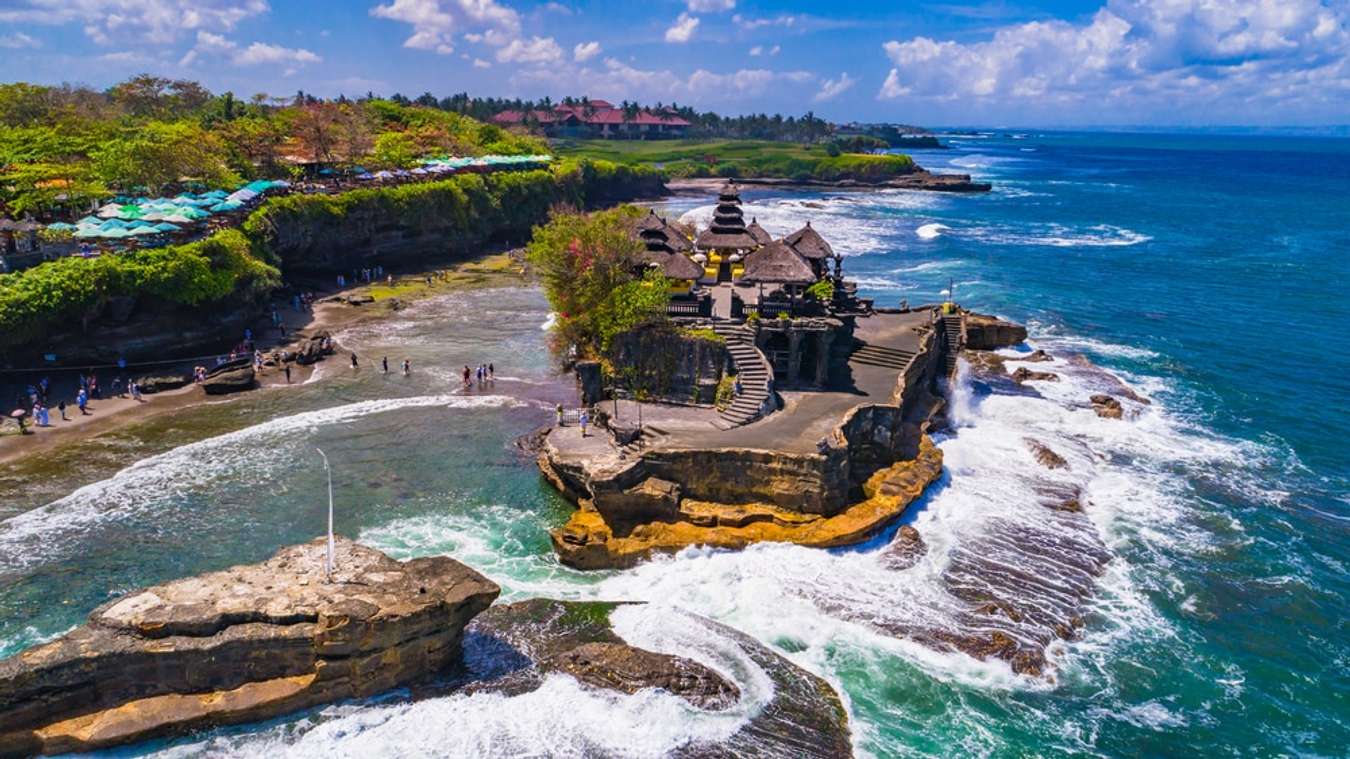 Chỉ khi thuỷ triều rút bạn mới có thể đến thăm ngôi đền Tanah Lot giữa biển 