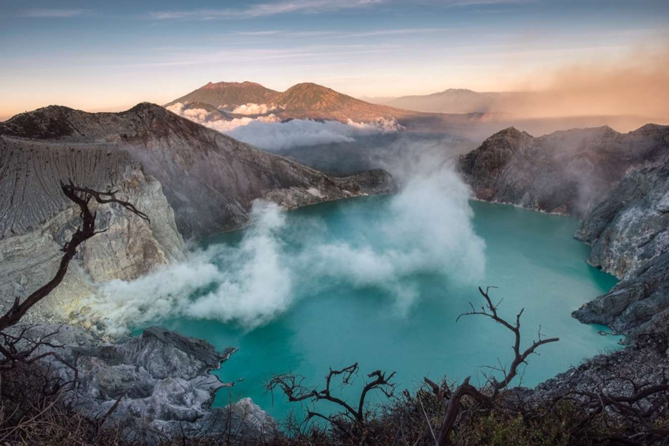 Bức tranh thiên nhiên kỳ vĩ của hồ xanh Kawah ijen