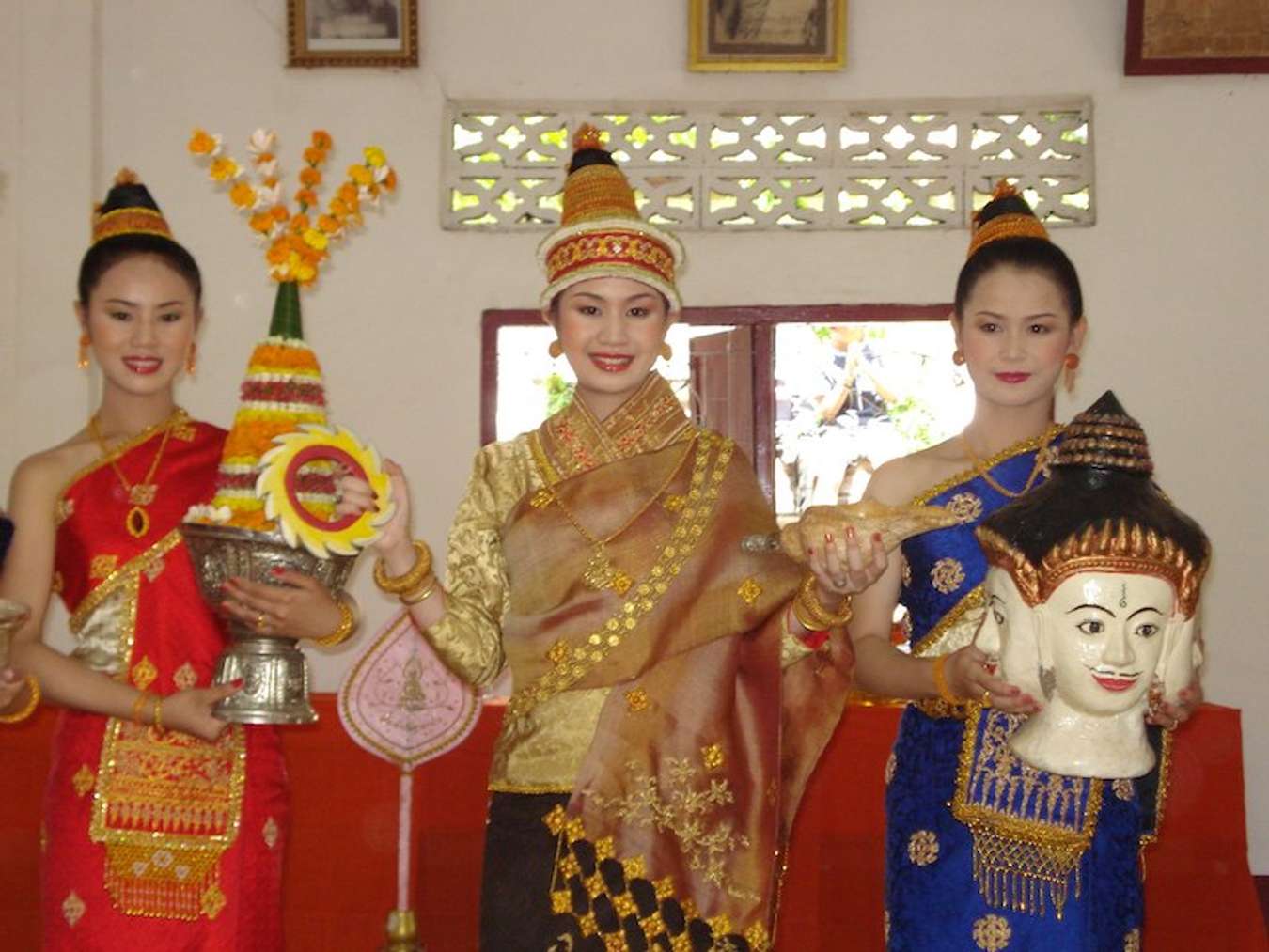 Trang phục truyền thống của nữ giới Lào