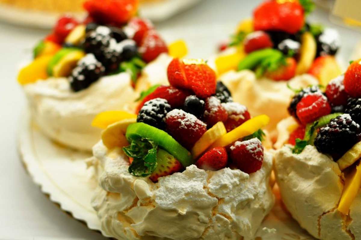 Bánh Pavlova thơm ngon béo ngậy là một trong những món tráng miệng nổi tiếng nhất tại New Zealand