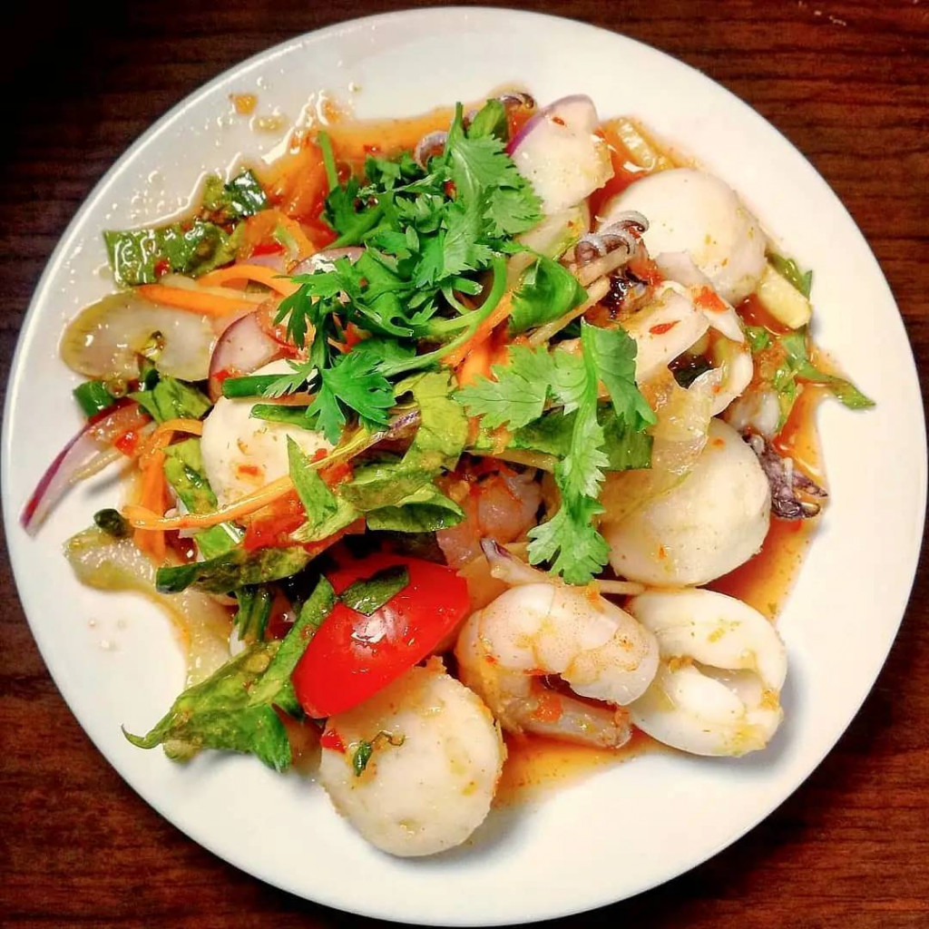 Yam talay (Salad hải sản cay)