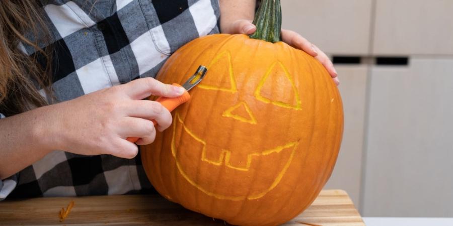 Cách Khắc Đèn Bí Ngô Siêu Dễ Cho Ngày Lễ Hội Hóa Trang Halloween