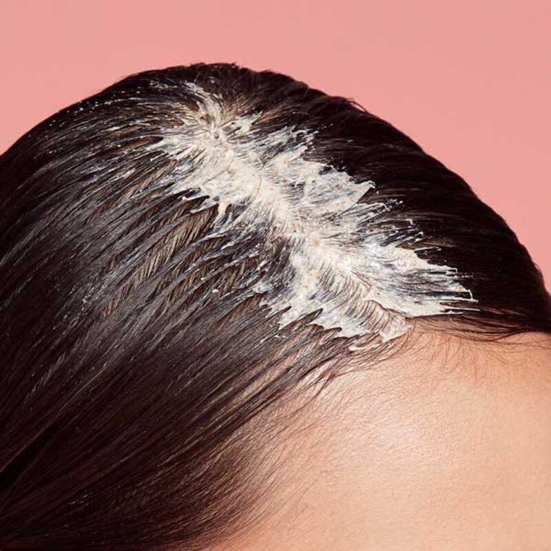 Tẩy da chết da đầu giúp điều tiết sản xuất bã nhờn