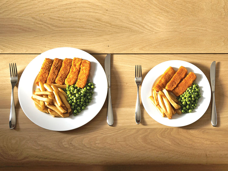 Ăn bằng dĩa nhỏ để giảm lượng thức ăn nạp vào cơ thể