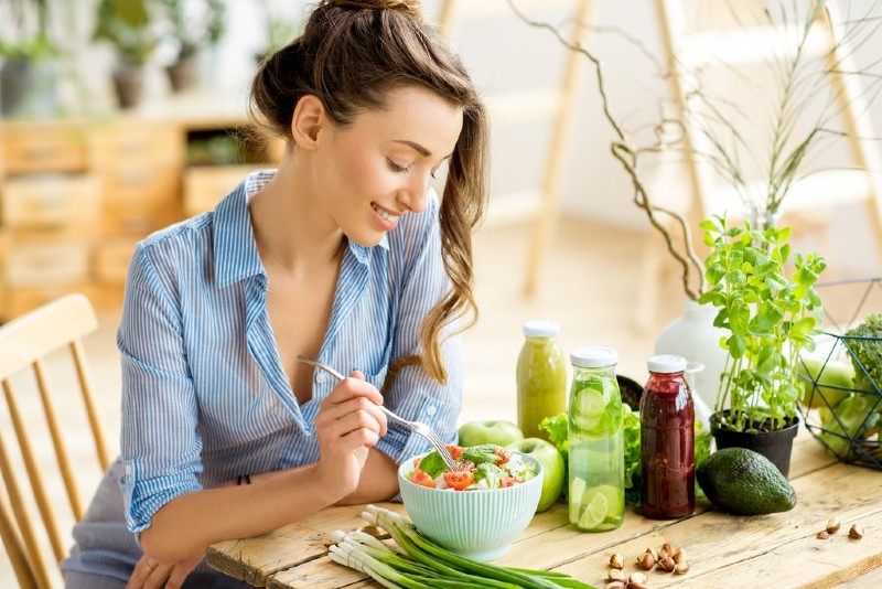 Rau xanh và hoa quả là nhóm thực phẩm bạn nên bổ sung nhiều khi thực hiện chế độ ăn giảm mỡ