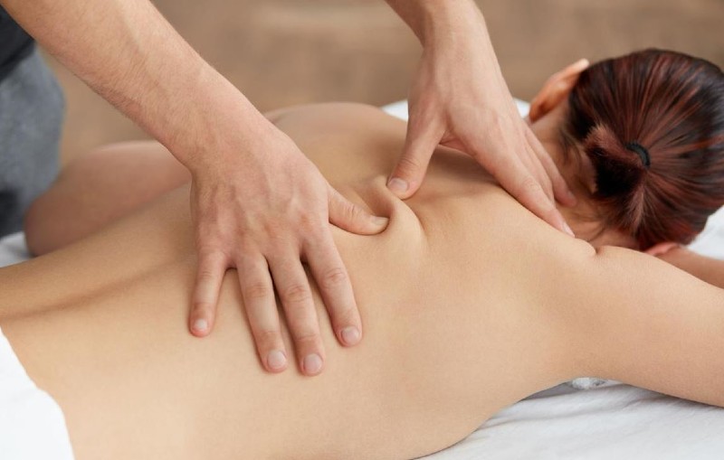 Massage vùng lưng bằng gừng và muối đánh tan mỡ cấp tốc