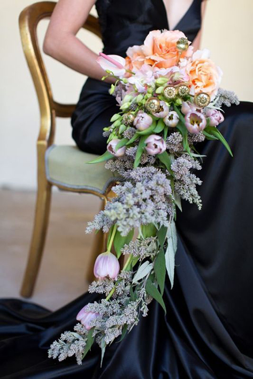 pong ngày cưới, nhiều cô dâu thường quá tham lam khi chọn những bó hoa cầu kỳ, nặng nề, gây mỏi hoặc thậm chí sái tay. Phần tay cầm của bó hoa nên phù hợp với kích thước của bàn tay để dễ điều chỉnh.