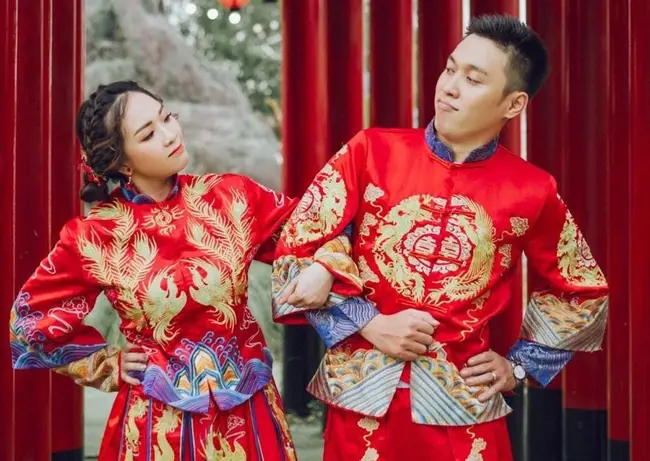 Nhâm nhi tìm hiểu văn hóa Trung Quốc qua ảnh cưới. Không chỉ người Việt, người nước ngoài cũng đang rất quan tâm và chọn lựa phong cách này. Những bức ảnh được chụp tại các địa điểm nổi tiếng đem lại cảm giác lãng mạn, thơ mộng cho người xem.
