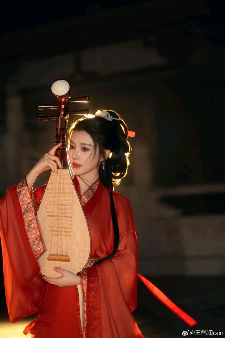 Tư thế cầm đàn Tỳ Bà đứng: Lưng giữ thẳng, vai thả lỏng tự nhiên.
