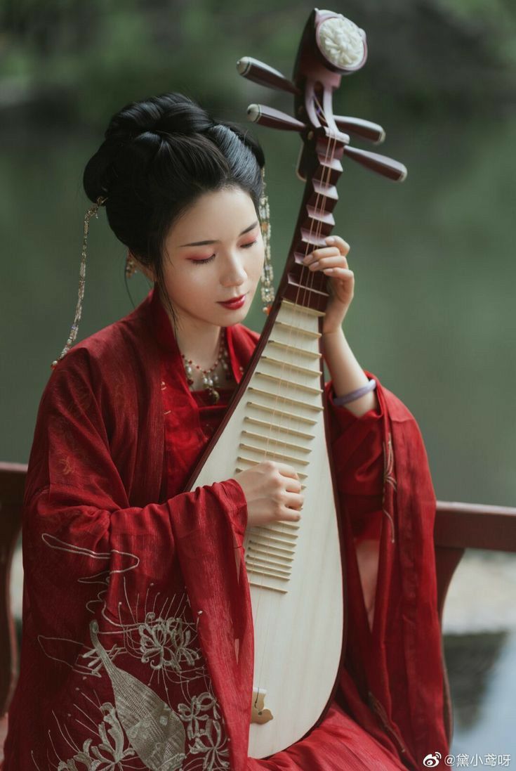 Tư thế cầm đàn tỳ bà truyền thống