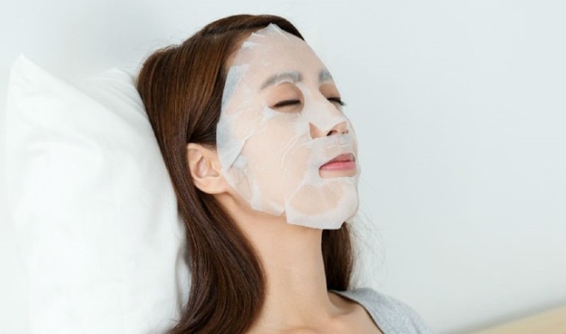 Bạn nên thư giãn khoảng 5 - 10 phút khi đắp mặt nạ